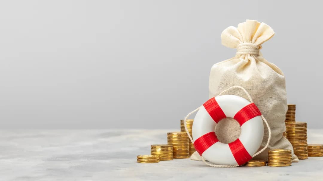 Bouée de sauvetage et pièces de monnaie sur un fond gris, symbolisant la sécurité financière et le prêt rapide.