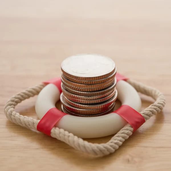 Une pile de pièces de monnaie reposant sur une corde, symbolisant un prêt rapide et accessible.