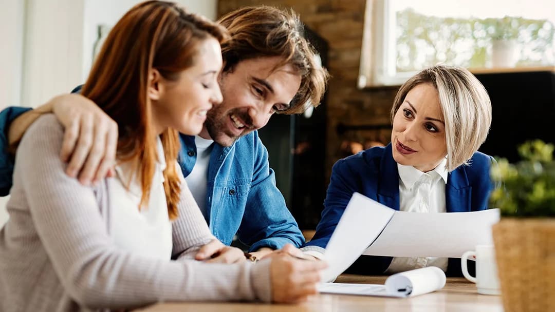 Un couple converse avec un homme et une femme à une table