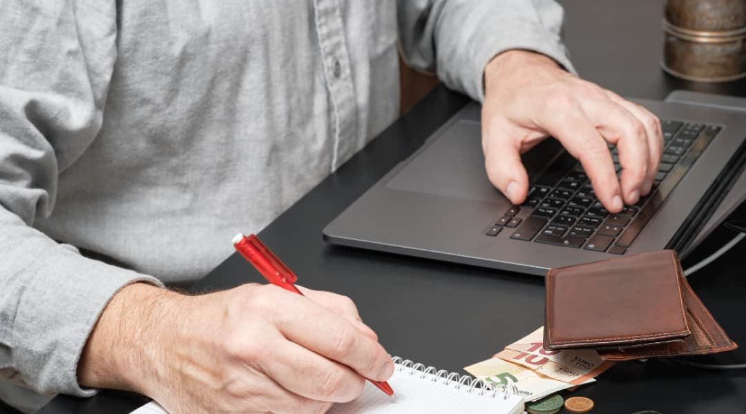Direct private lenders for personal loans in Canada: person applying for a loan online