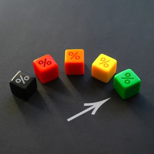 Four colored dice with an arrow pointing to the right, symbolizing a good credit rating.
